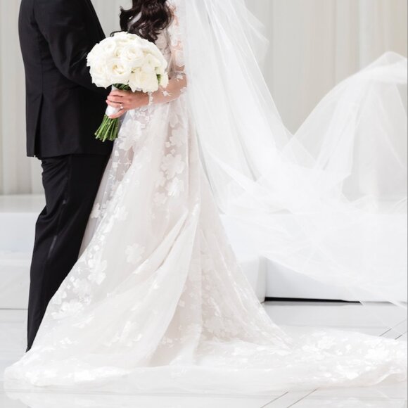 Wedding gown - Picture 7 of 9